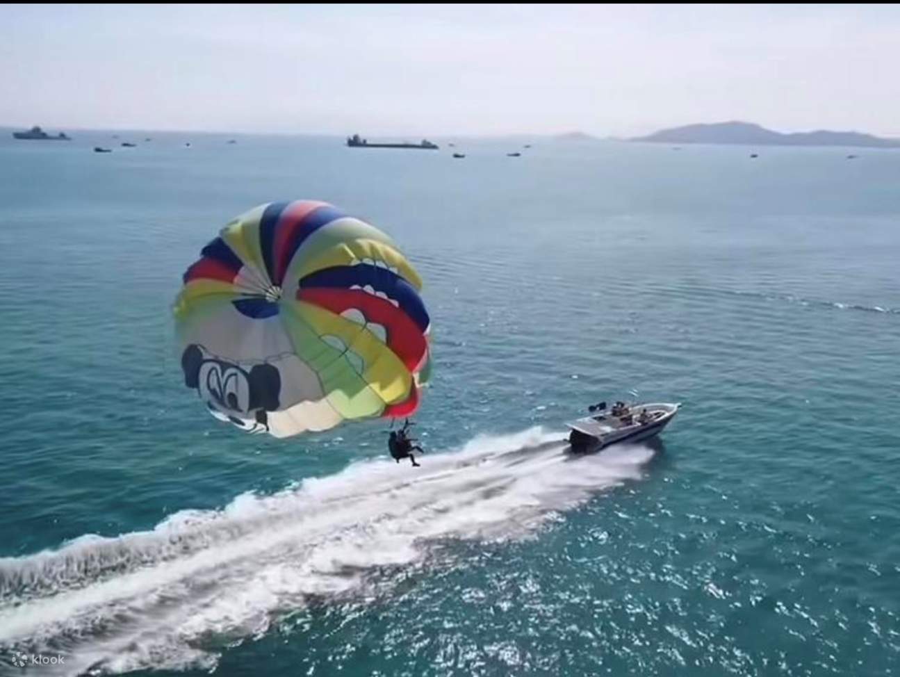 Der Meereswind hebt den Flugschirm, die Wellen schieben den Bootskörper. Wenn die Anleitung des Trainers die Sorgen zerstreut und das Gelächter der Begleiter die Meeresoberfläche schmückt – der Wassersportclub Xiaolin hat die Definition eines „Sportplatze