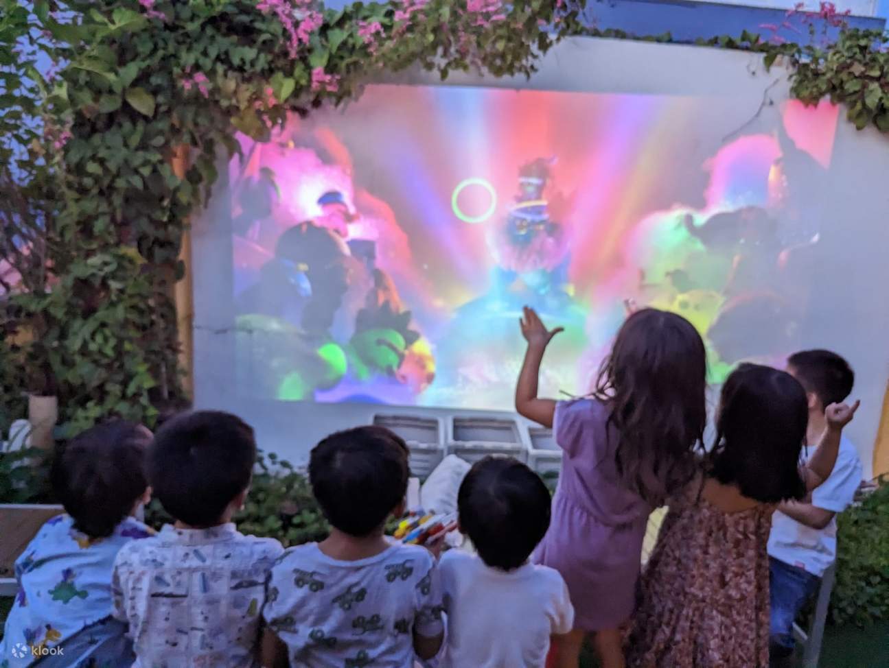 Pemutaran Film di Rooftop di The Sundowner