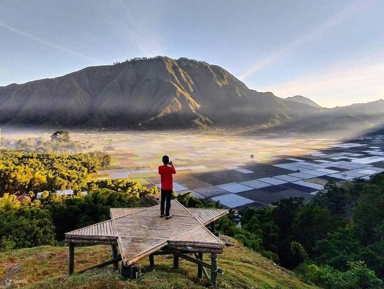 Mengintip Keindahan Sunrise Di Bukit Selong