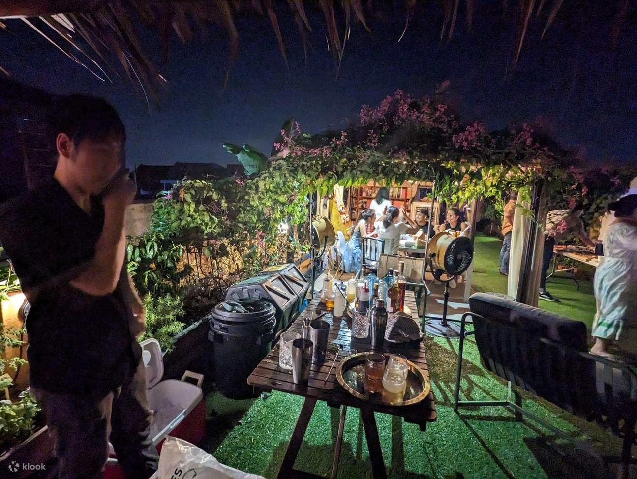 Pemutaran Film di Rooftop di The Sundowner