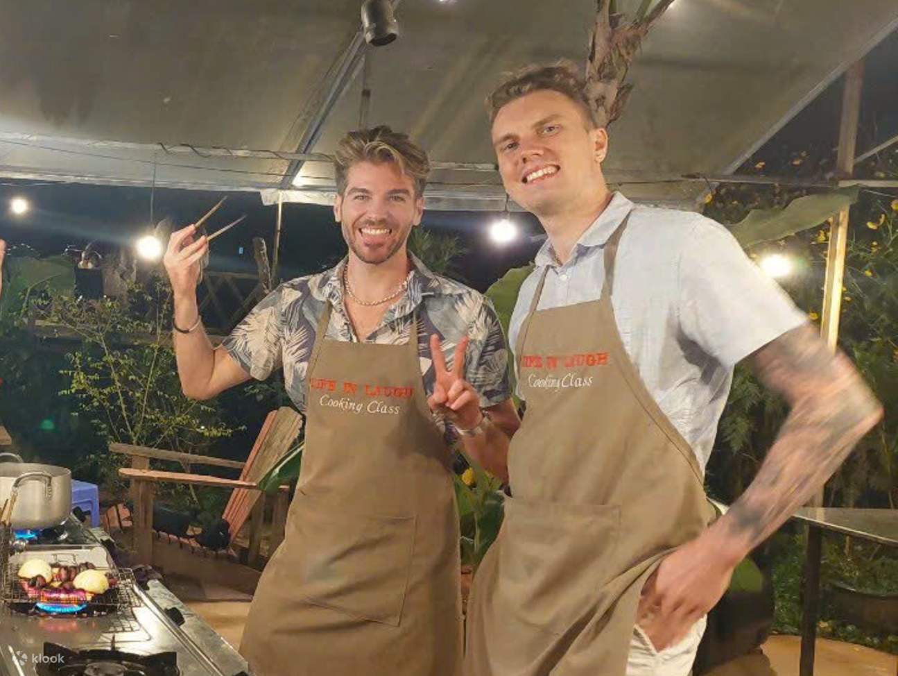 與新朋友一同下廚