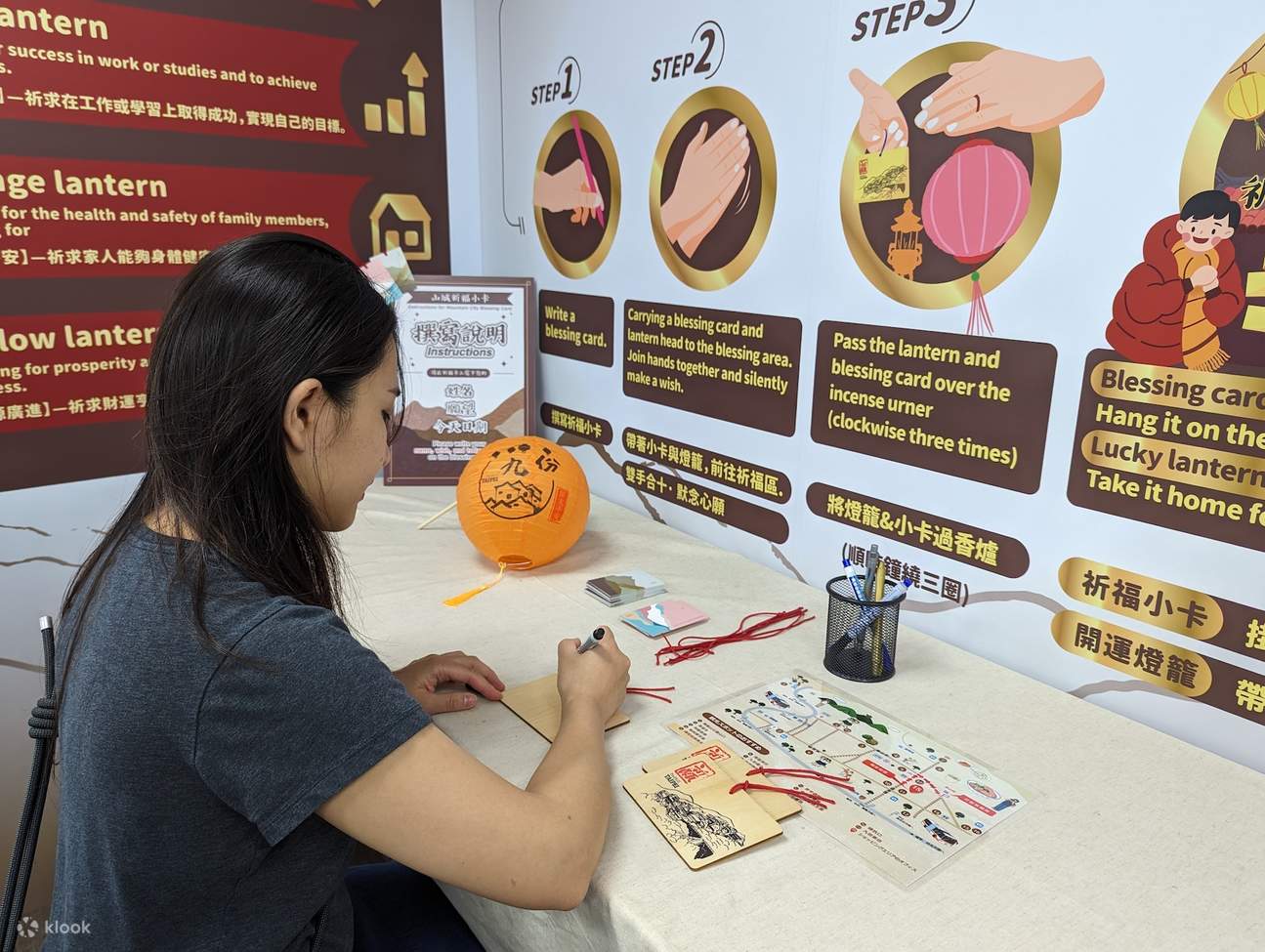 Thiệp nhỏ đặc biệt cho trải nghiệm cầu nguyện, sau khi viết điều ước, bạn có thể mang đến khu vực cầu nguyện, hơ qua lư hương cùng với đèn lồng rồi treo lên tường cầu nguyện để ước nguyện thành hiện thực.