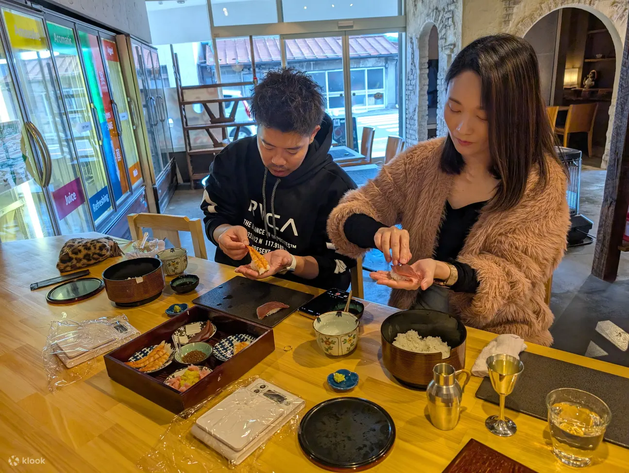 在富士山附近体验寿司制作