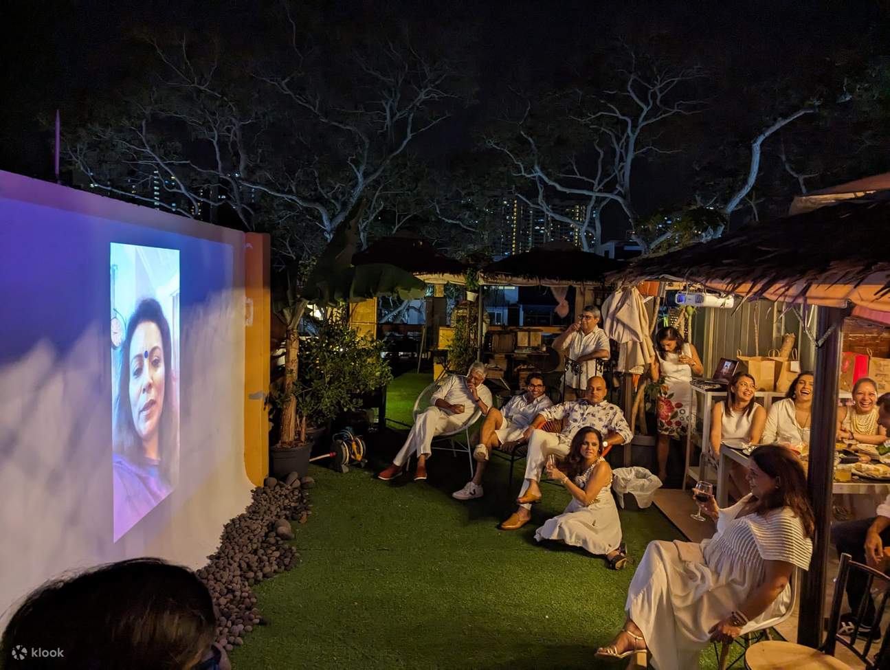 Pemutaran Film di Rooftop di The Sundowner