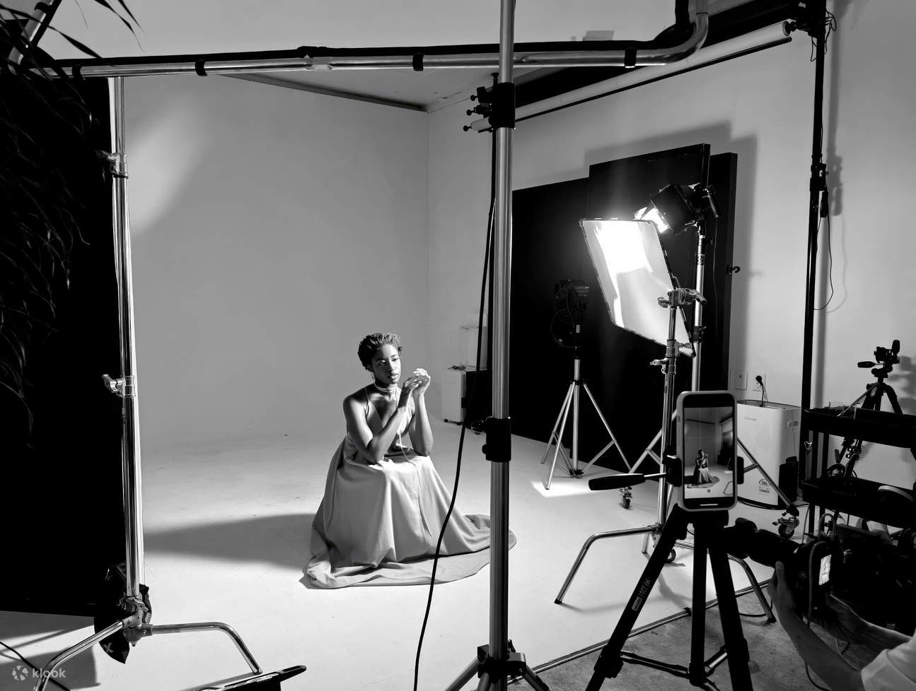 A variety of poses are available during the photoshoot. What sets PoshPush apart from others is that we offer a wide range of poses — from half-body portraits to full-body photographs — all tailored to highlight your best angles.