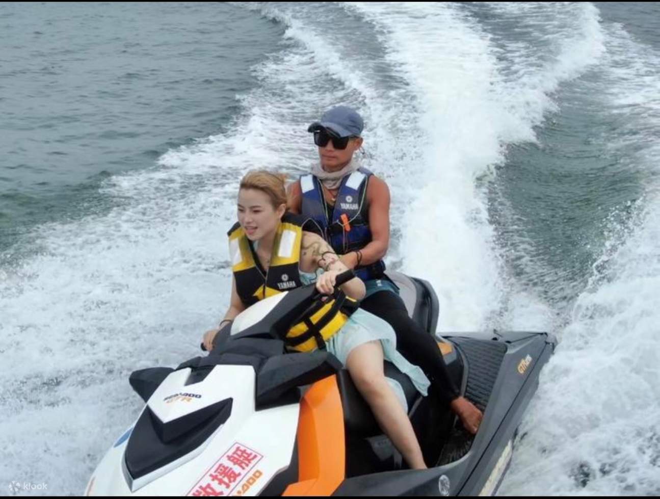 Während der gesamten Strecke werden Sie von Trainern begleitet, sodass auch Anfänger innerhalb von 10 Minuten von „Ich traue mich nicht, mich zu bewegen“ zu „Ich möchte noch eine Runde fahren“ gelangen und den ganzen Druck auf der Spitze der Welle abladen