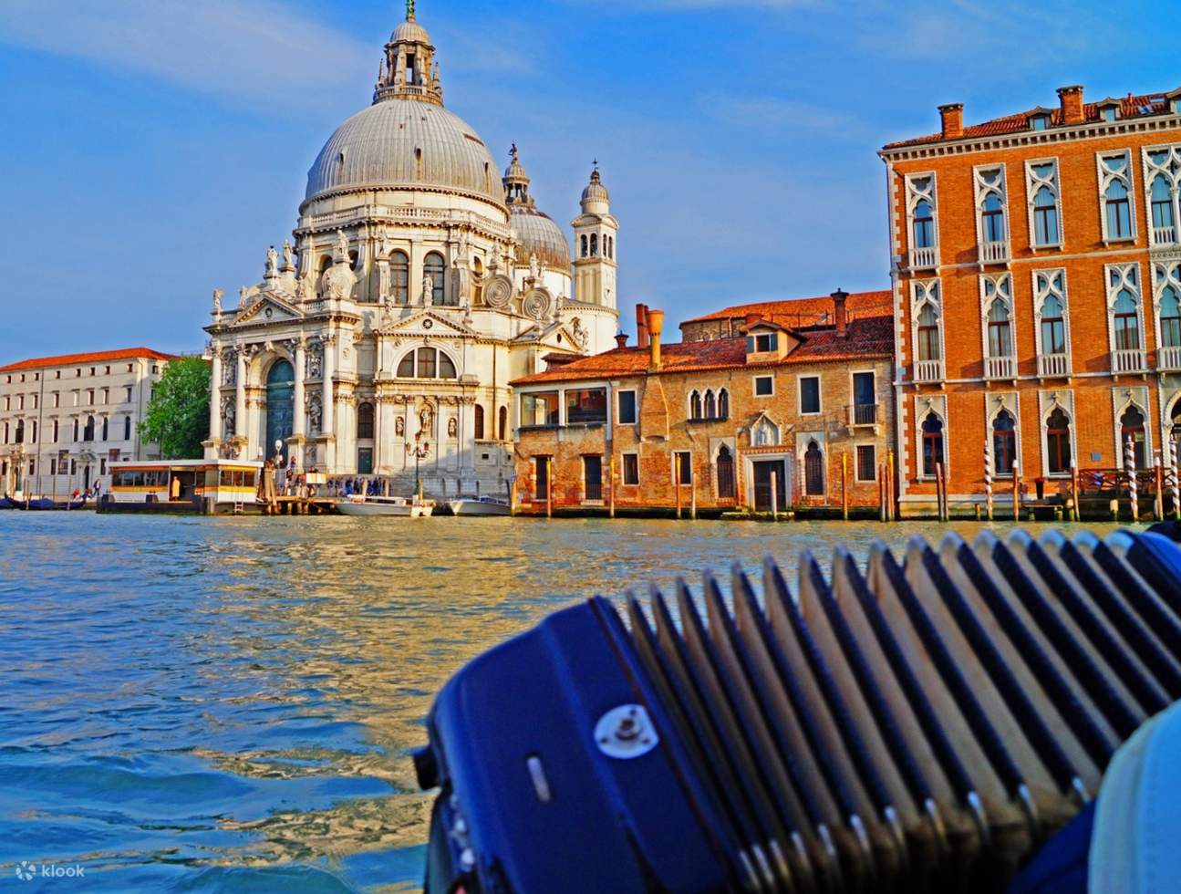 Grand Canal Gondola Ride with Commentary, Music, and Singers in Venice