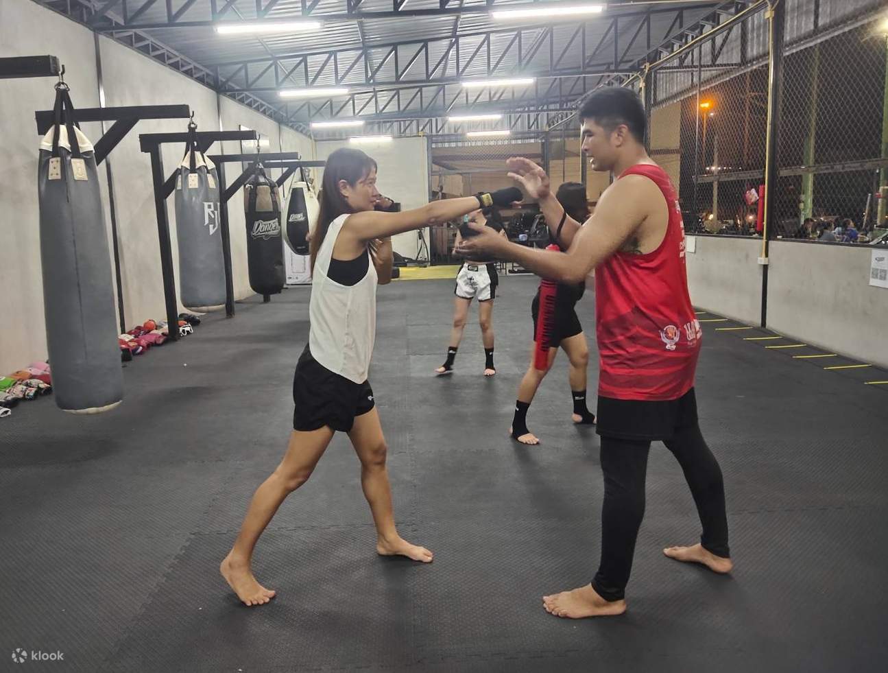 Sobald Sie die Grundlagen des Muay Thai verstanden haben, wird Ihr Trainer Ihr Sparringspartner, um Ihnen zu helfen, Ihre Technik zu verbessern.