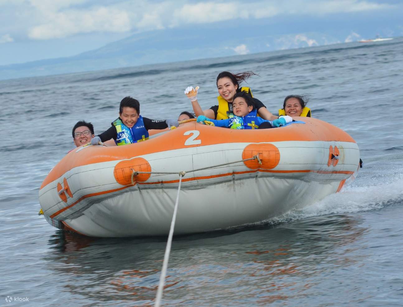 sebuah keluarga di atas donut boat