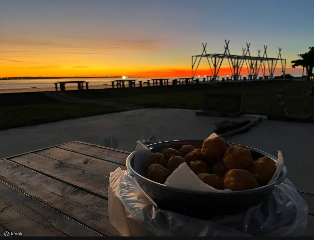 nourriture et coucher de soleil