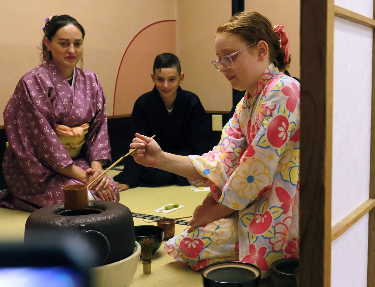 Learn Zen in a class of making tea and writing brushes in kimono