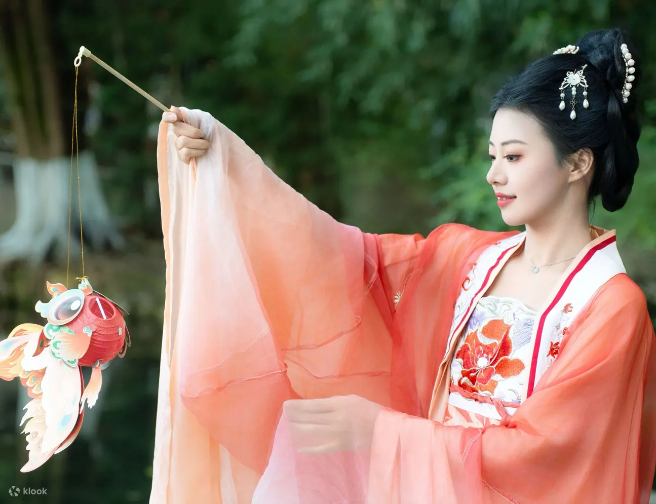 亲身融入其中，成为那古风故事里的主角，留下一组组令人惊艳、值得珍藏一生的古风影像，让岁月也为这古风之韵沉醉，让记忆永远停留在这如梦似幻的古风瞬间