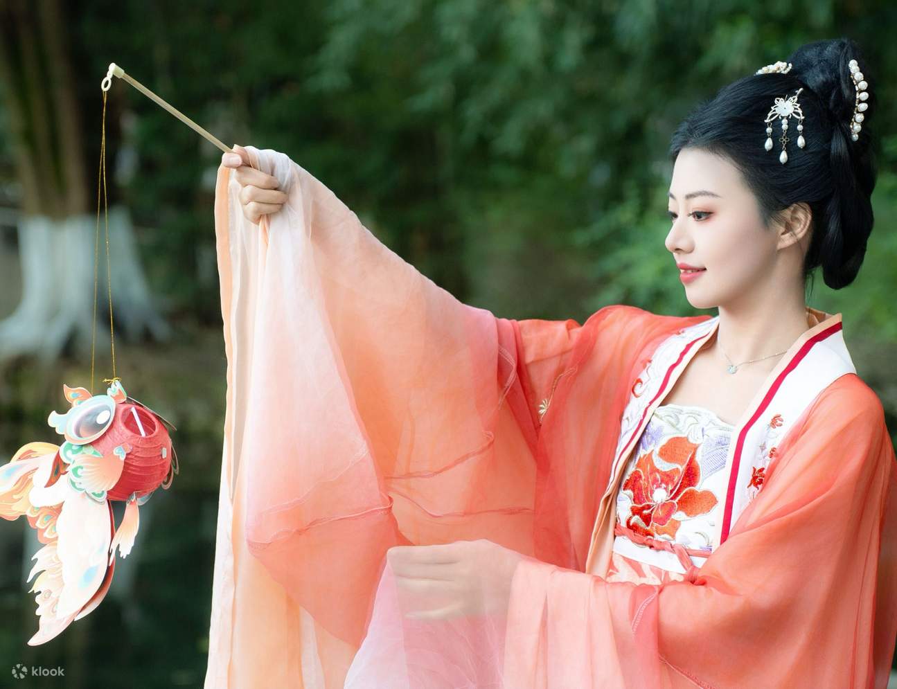 親身融入其中，成為那古風故事裡的主角，留下一組組令人驚豔、值得珍藏一生的古風影像，讓歲月也為這古風之韻沉醉，讓記憶永遠停留在這如夢似幻的古風瞬間