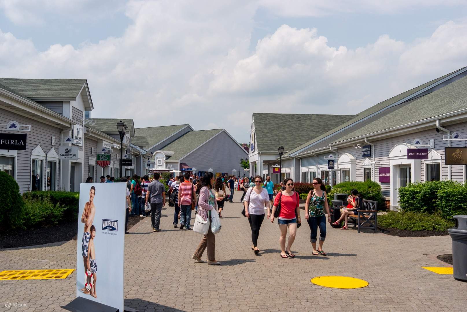 NYC: Woodbury Commons Outlet Mall Shopping Tour