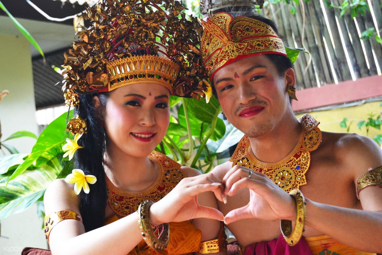 Sesi Foto Dengan Pakaian Tradisional Bali Indonesia