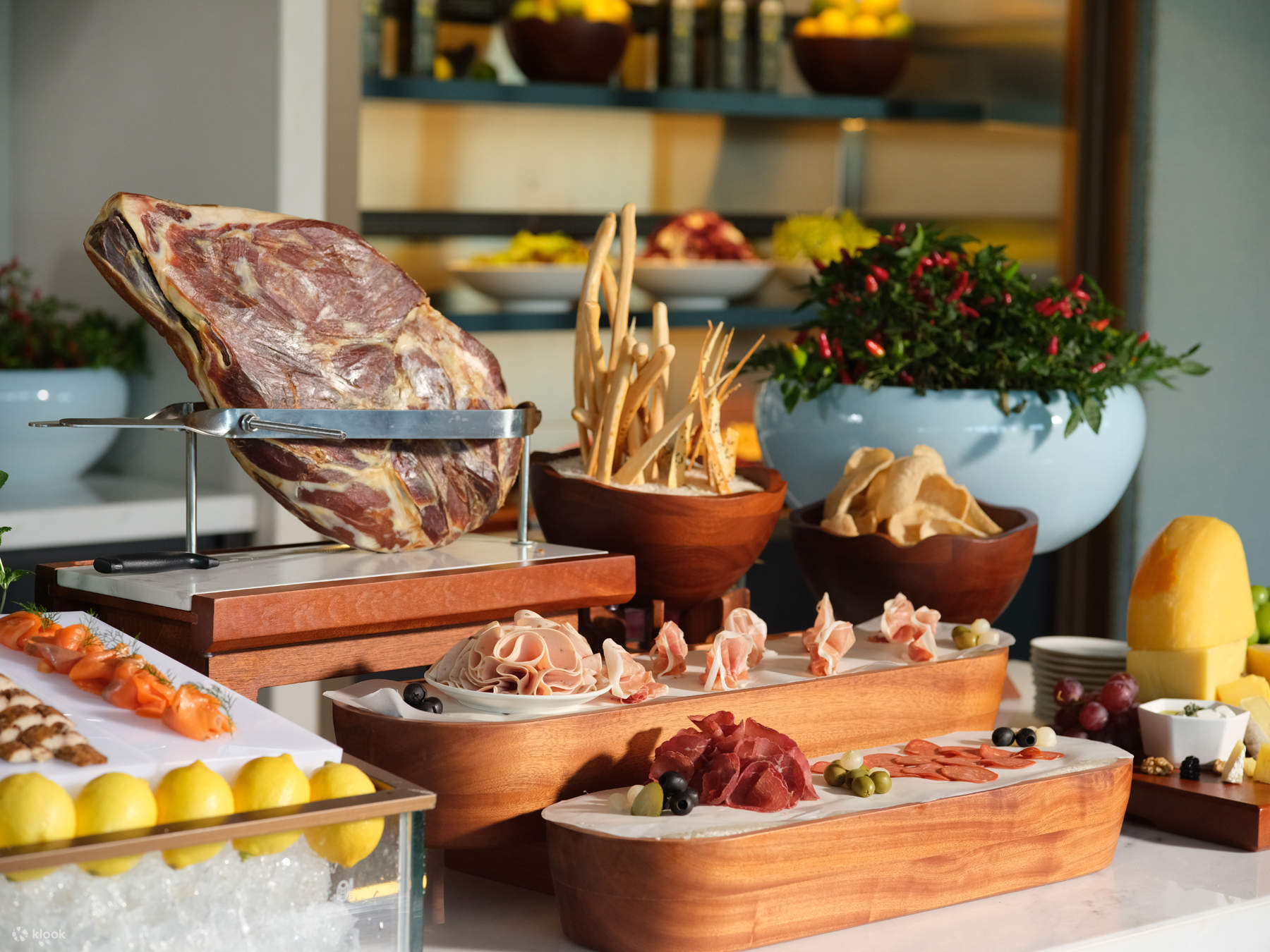 【Southeast Asian Buffet Dinner】Seafood Buffet at MGallery Hotel Shenzhen  Binshan Casual Restaurant Outdoor Terrace Klook Hong Kong