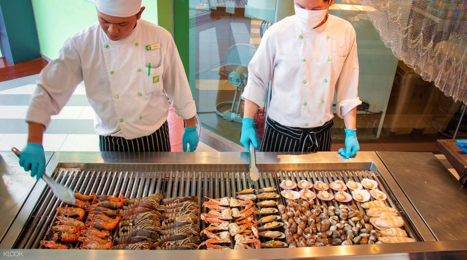 Seafood Buffet Dinner At East Coast Kitchen In Holiday Inn Pattaya