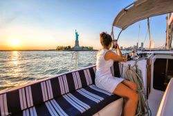 Raikan percintaan di atas kapal layar mewah di bawah bintang-bintang