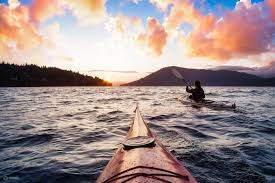 Glissez sur l'eau tandis que le ciel se pare d'or et d'orange.