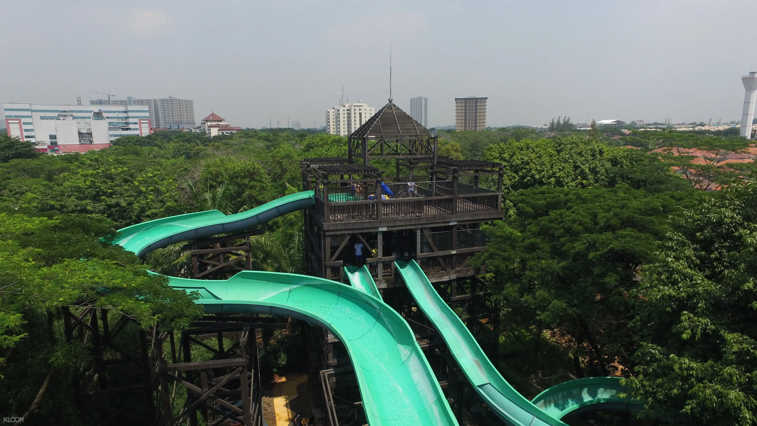 Tiket Masuk Waterboom Lippo Cikarang Bersantai di air dengan arus tenang dikelilingi pepohonan dan. tiket masuk waterboom lippo cikarang