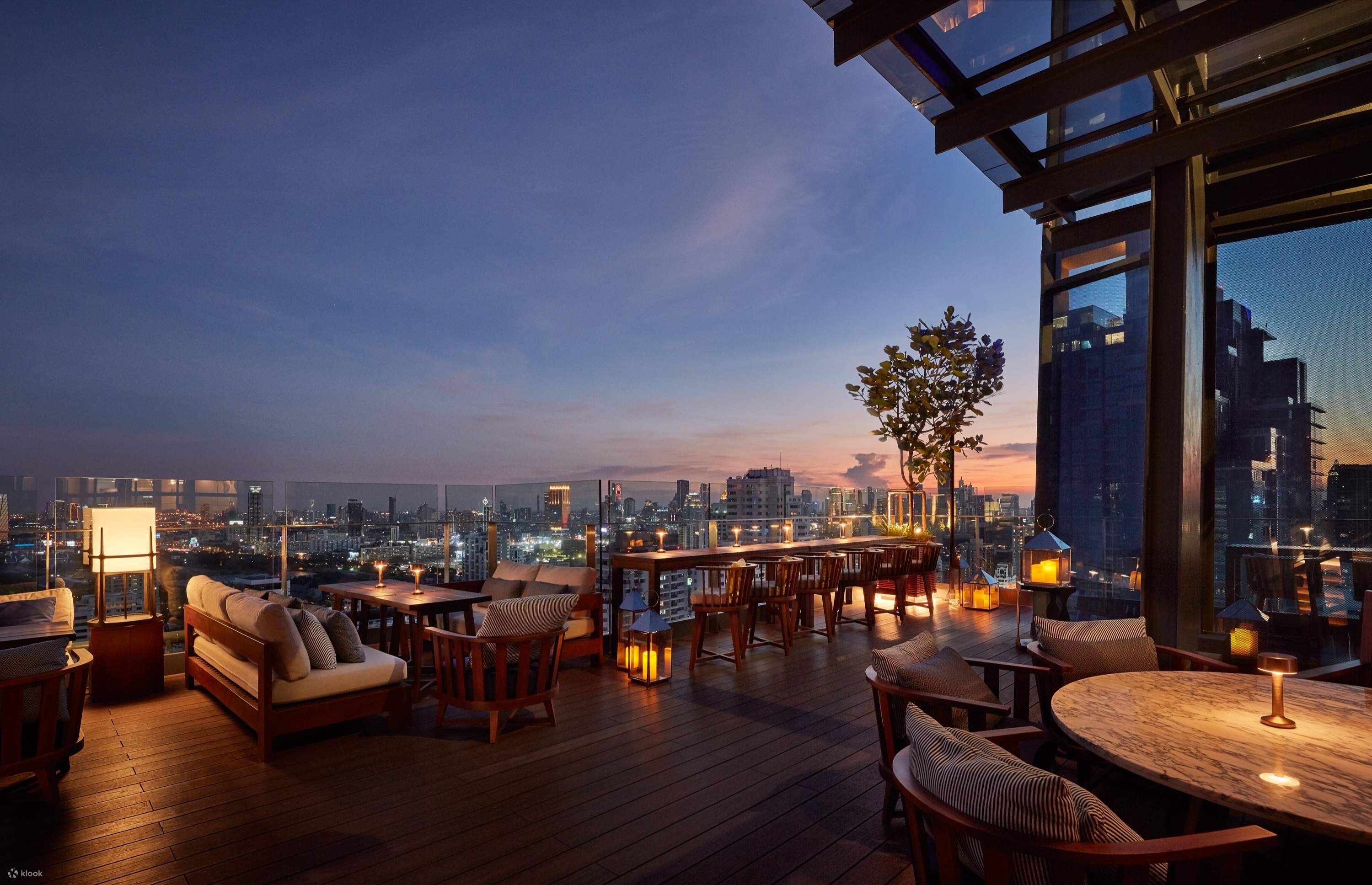 Hyatt Regency Bangkok Sukhumvit Spectrum Lounge Bar in Bangkok