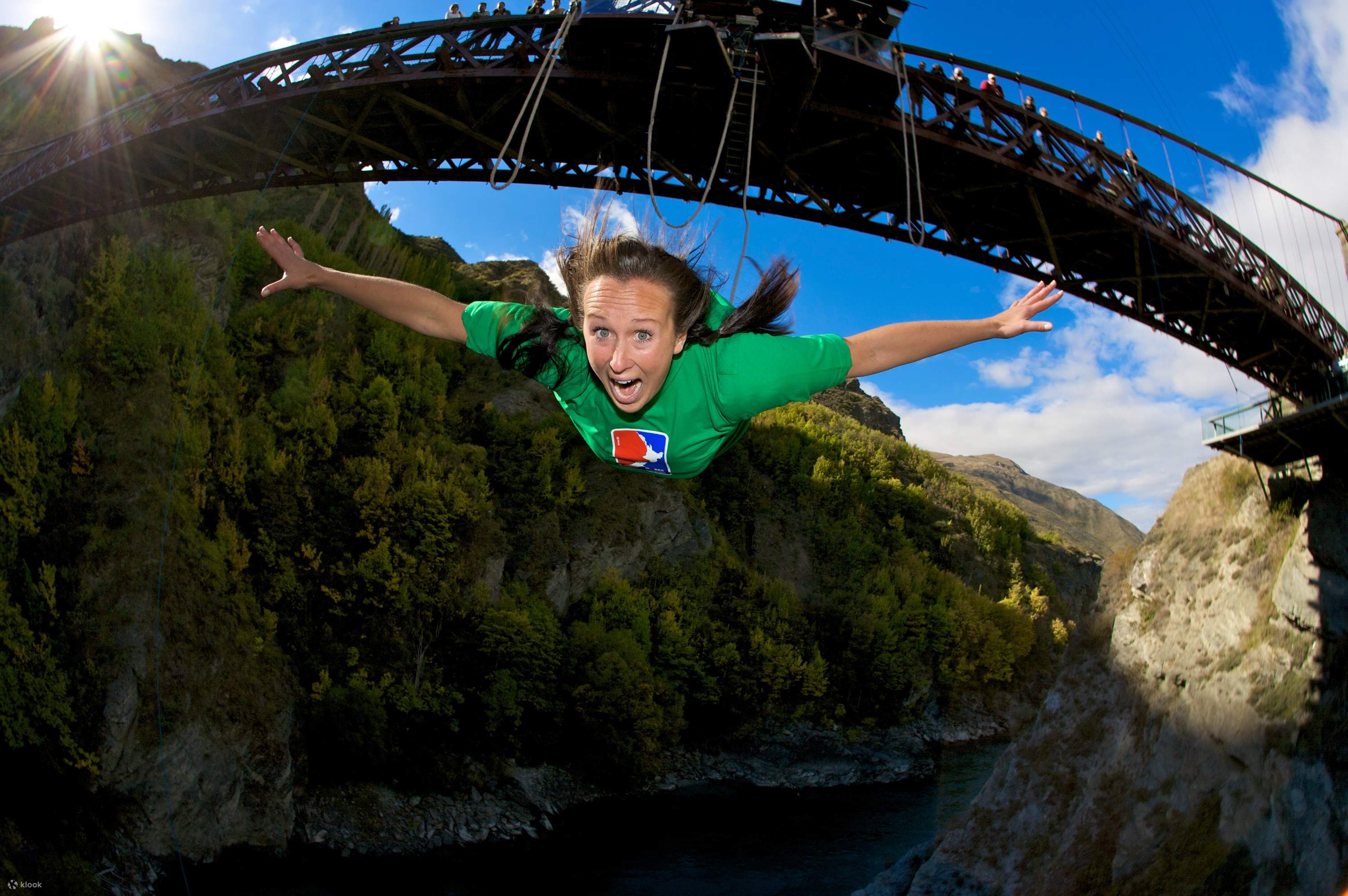 Развлечения человек. Банджи джампинг в новой Зеландии. Каварау, Квинстаун, новая Зеландия банджи джампинг. Прыжок с банджи джампинга с моста. Прыжки джампинг Джек.