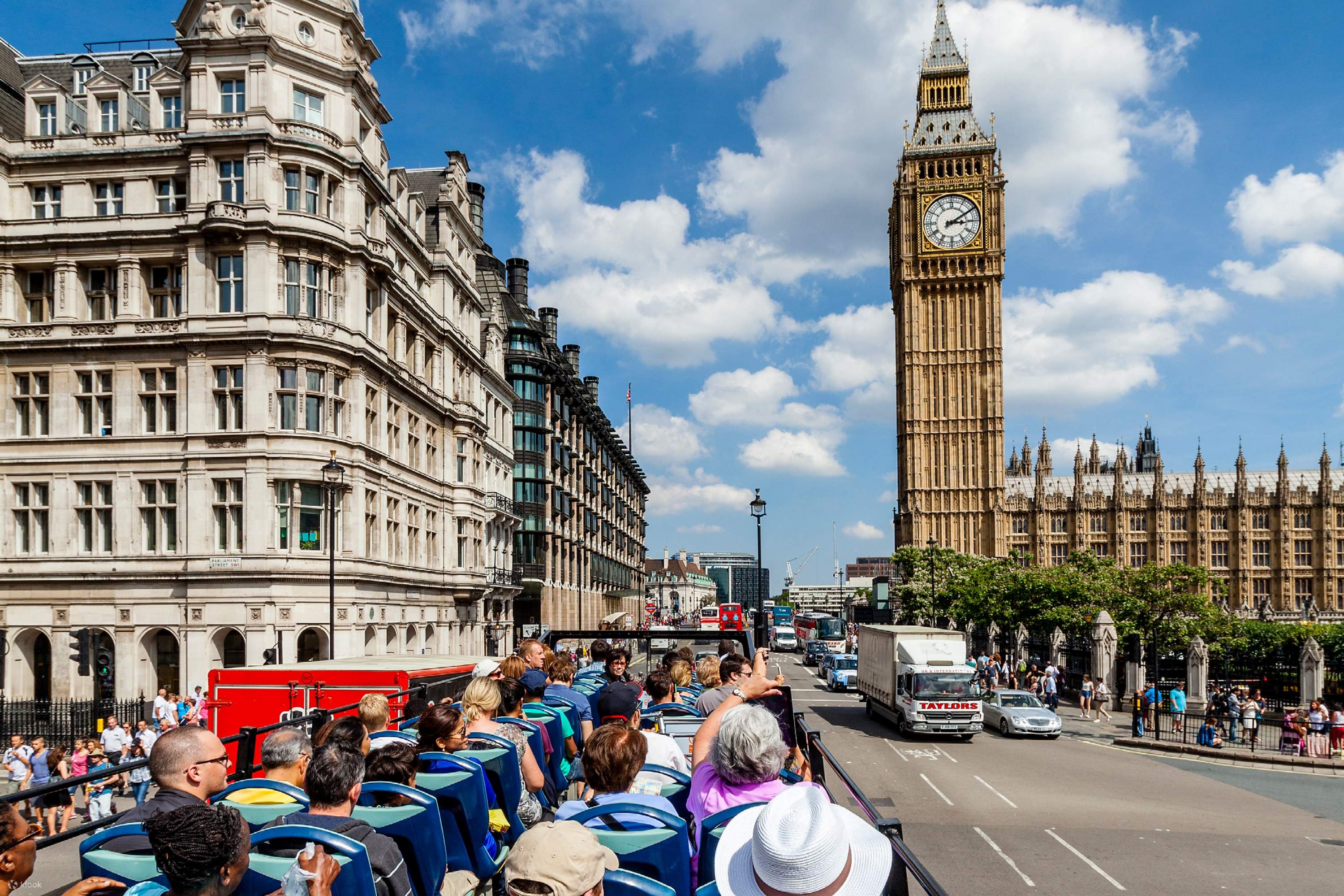 Go the sights. Великобритания Биг Бен туристы. London Sightseeing Tour. Биг Бен и человек. Дворец в Лондоне рядом с Биг Беном.