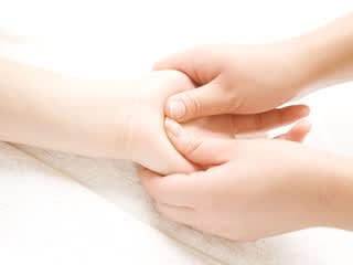 Rawatan tangan mewah menggabungkan kecantikan, keselesaan dan penyembuhan, selamat dinikmati walaupun anda sudah mempunyai seni kuku.