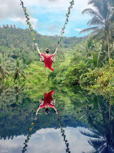 在峇里島體驗著名的叢林鞦韆，拍下令人屏息的美照！