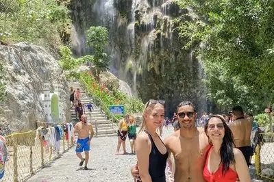 人们在 Grutas Tolantongo 拍照