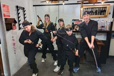 Последняя тренировка ниндзя посвящена ниндзя-мечам. Здесь мы предоставляем нашим клиентам макет меча и обучаем их нескольким основным техникам обращения с ним. Поначалу даже вынуть меч из ножен – это уже задача... Но как только вы идеально выучите последо