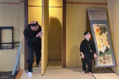 Здесь есть забавная фишка, например, дом ниндзя, а фото-споты повсюду, поэтому, если вы сфотографируетесь в костюме ниндзя, вы почувствуете себя как в кино. Пожалуйста, не стесняйтесь делать различные фотографии и видео. Давайте вместе создадим лучшие вос