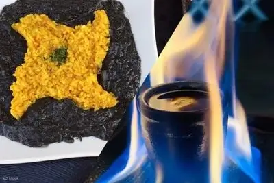 还提供特别的忍者菜肴和忍者饮料，非常适合午餐和晚餐。手里剑形状的咖喱和忍者技巧，例如火焰软糖巧克力的艺术，不仅会满足客人的味蕾，还会满足客人的所有五种感官