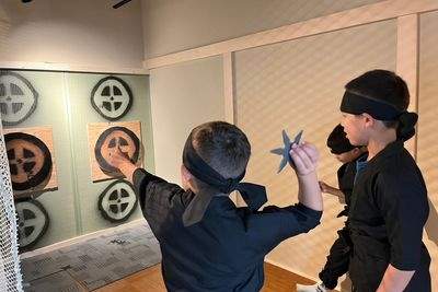 Первая тренировка ниндзя – метание сюрикенов. Вы знаете о сюрикенах, или звездах ниндзя, верно? Это отличительное оружие, используемое ниндзя, и некоторые из вас, возможно, мечтают метать сюрикены. Сюрикены, которые мы вам предоставим, являются настоящими