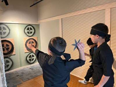 Il primo allenamento ninja è il lancio degli shuriken. Conoscete gli shuriken o le stelle ninja, giusto? È un'arma distintiva maneggiata dai ninja e alcuni di voi potrebbero sognare di lanciare shuriken. Lo shuriken che vi presteremo è un autentico shurik