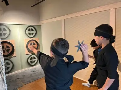 忍者训练的第一项是投掷手里剑。你知道手里剑或忍者镖吗？
这是忍者使用的独特武器，你们中的一些人可能梦想着投掷手里剑。
我们将借给您的手里剑是真正的铁手里剑。