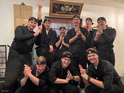 Tout d'abord, vous vous changerez en costumes de ninja entièrement noirs. Le noir est une couleur spéciale pour les ninjas, car elle leur permet de se cacher dans l'obscurité de la nuit. En enfilant simplement un costume de ninja, vous êtes déjà un ninja 