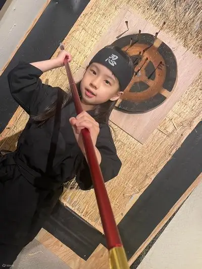下一个忍者训练是吹箭（吹箭）。过去，忍者会躲在阴影中，用有毒的吹箭攻击敌人。
与手里剑不同，它不需要很大的臂力，所以你的孩子很快就会成为 p