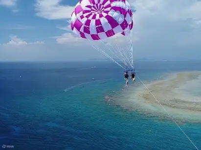 【浮潜+海上滑翔伞】 从海底到天空，一次体验两种震撼视角！潜入碧蓝大海探索海底秘境，再乘坐海上滑翔伞俯瞰整片庆良间群岛国立公园，感受翱翔天际的自由快感！