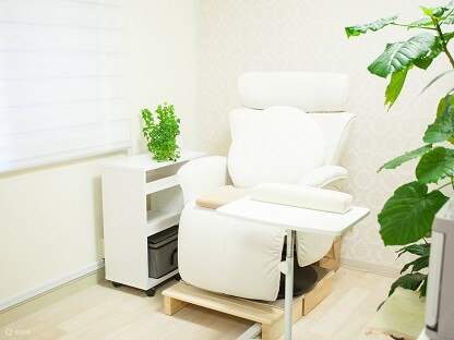 Nikmati pengalaman manikur yang santai di dalam bilik peribadi eksklusif yang jauh dari kesibukan kota. Bawakan masa penyembuhan dan berkualiti tinggi untuk perjalanan anda.