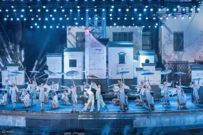 以蓝色为背景的精彩古戏台表演