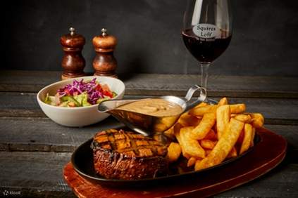 盡情享用炭烤肋眼牛排，搭配薯條或沙拉，任您選擇