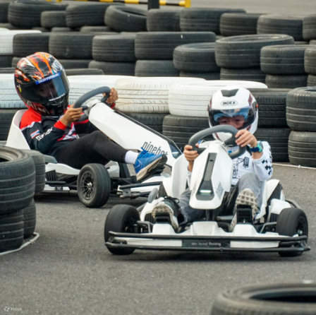Kinder genießen die Fahrt sicher