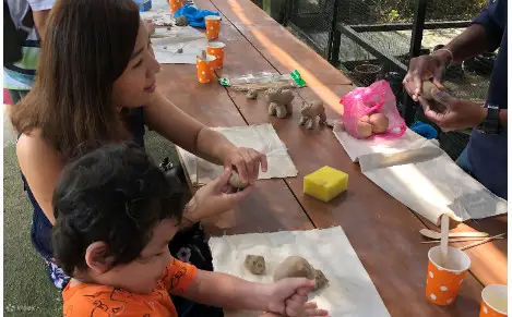 妈妈陪孩子做粘土动物