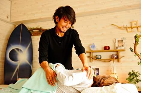 A través de un enfoque personalizado que combina la totalidad con aceites esenciales, se ofrece un tratamiento individualizado basado en los problemas corporales para mejorar la fatiga, la postura y la hinchazón.