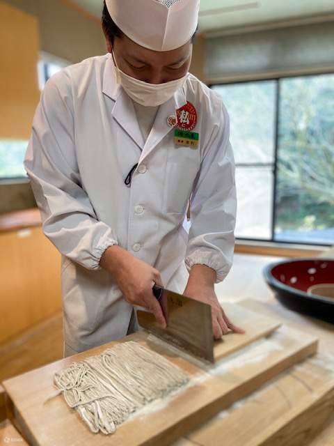 Preparazione di Soba di Kagoshima con ingredienti locali