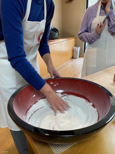 Preparazione di Soba di Kagoshima con Ingredienti Locali