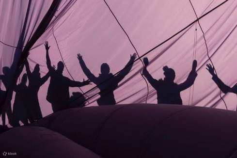 Полет на воздушном шаре в Эйвонской долине включает транспорт и завтрак.