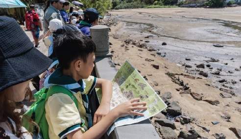 Ecological instructor explains intertidal ecology