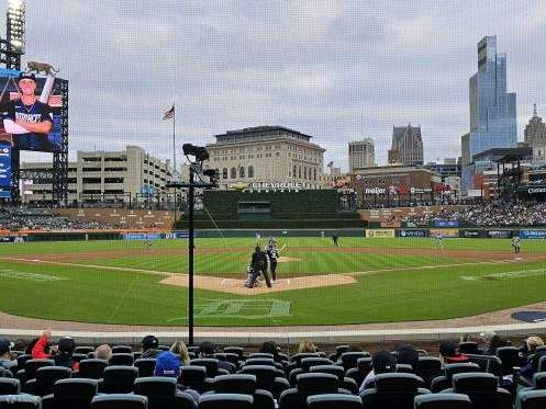 Chỗ ngồi Lower Baseline giúp người hâm mộ đến gần hơn với các pha hành động với trải nghiệm sân bóng chày sống động.